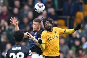 Lutons Ross Barkley i hovedstødsduel med en Wolves-spiller.