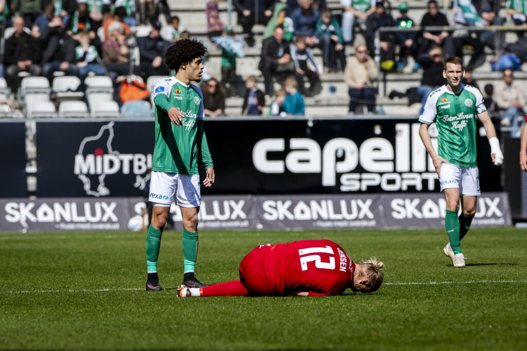 Magnus Jensen ligger og ømmer sig under kampen mellem Viborg FF og Lyngby Boldklub.