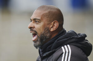 David Nielsen råber ind på banen for Lyngby Boldklub