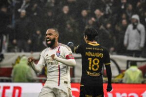 Lyon-angriberen Lacazette jubler over en scoring mod Monaco.