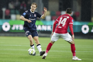 Mads Emil Madsen dribler rundt på Jysk Park.