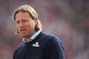 Bo Henriksen med et skvæt smil, mens han er på tv for Mainz.