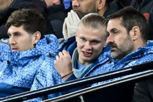 Erling Haaland sad på bænken under hele kampen mod Aston Villa sammen med Scott Carson og John Stones.