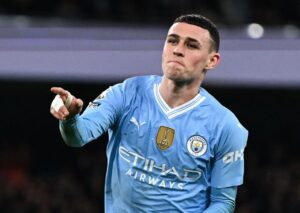 Phil Foden peger ud på tilskuerne efter sin scoring for Manchester City