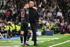 Pep Guardiola i snak med Phil Foden under Real Madrid-opgør