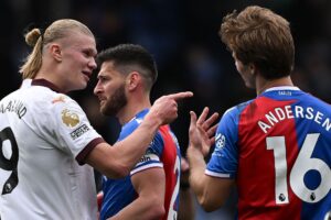 Manchester Citys Erling Haaland peger på Crystal Palace-danskeren Joachim Andersen.