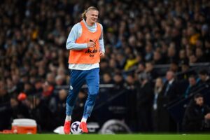 Erling Haaland varmer op under Manchester Citys kamp mod Aston Villa.