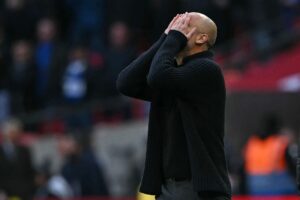 Guardiola har hovedet i hænderne, efter Manchester City slår Chelsea i FA Cuppen.
