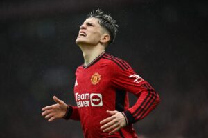 Alejandro Garnacho ærger sig over at være blevet skiftet ud i halvlegen.