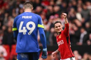 Antony kom på måltavlen for Manchester United mod Burnley i Premier LEague.