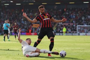 Diogo Dalot gennemfører en glidende tackling på Bournemouths Kelly.