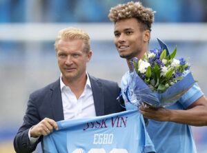 Marvin Egho spillede sin kamp nummer 100 og fik en buket af Randers FC's sportslige og kommercielle direktør Søren Pedersen inden superligakampen mellem Randers FC og OB på Cepheus Park Randers