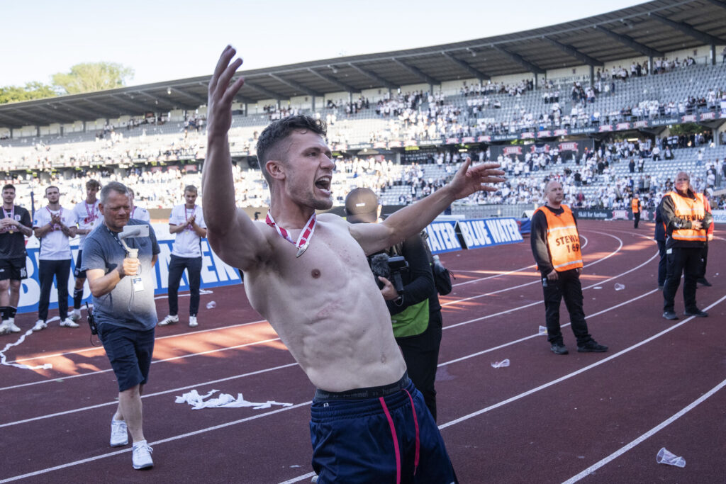 Mikkel Duelund fejrer AGF's bronzemedaljer i sommeren 2023.