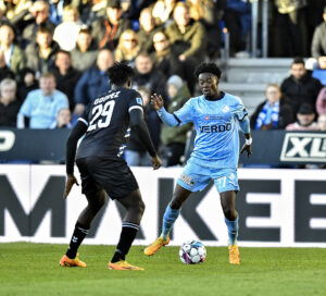 Mohammed Fuseini overfor OB's James Gomez.