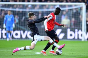 Yankuba Minteh i kamp for Feyenoord i Æresdivisionen