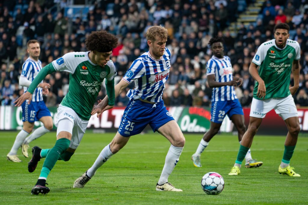 Filip Helander i duel med Serginho i Superliga-kampen mellem OB og Viborg.