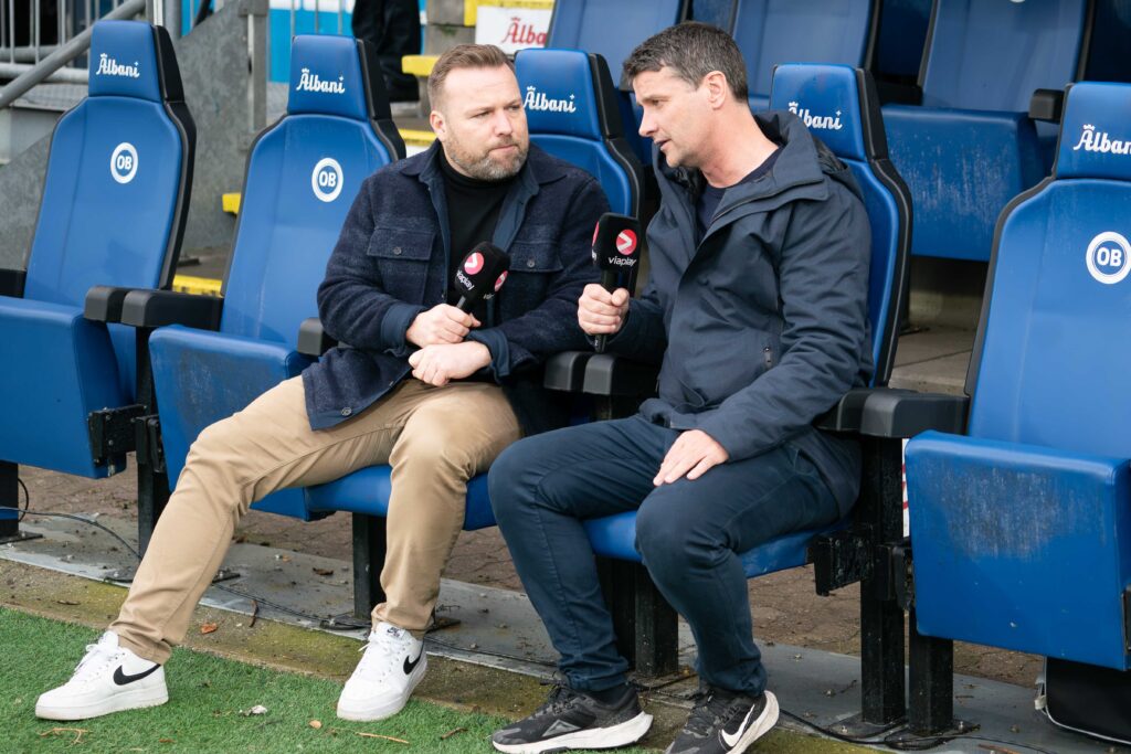 Søren Krogh interviewes af Viaplay inden Superliga-kampen mellem OB og Viborg.