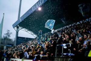 OB-fans fejrer en scoring i Superliga-kampen mellem OB og Viborg.