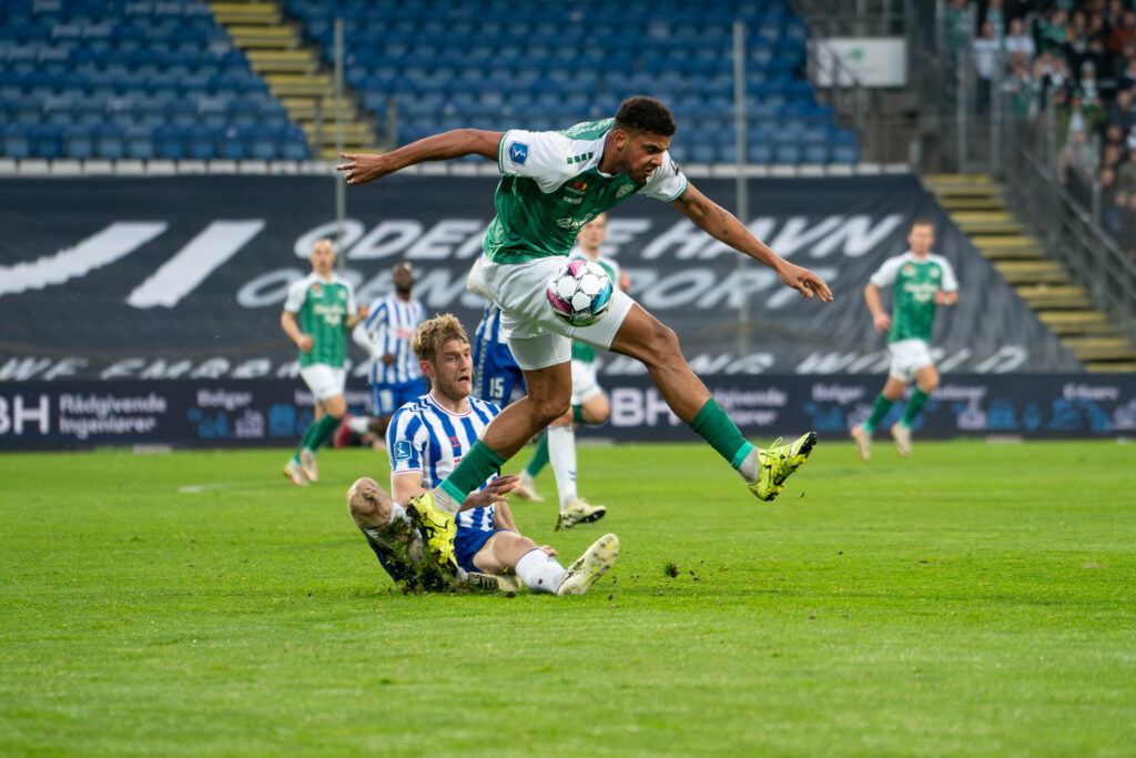 Anosike Ementa i Superliga-kampen mellem OB og Viborg.