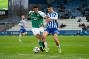 Anosike Ementa i duel med Tobias Slotsager i Superliga-kampen mellem OB og Viborg.
