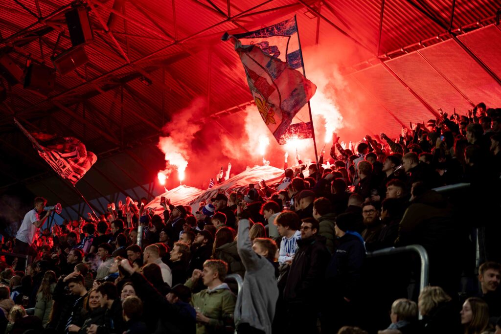 OB fans i Superliga-kampen mellem OB og Viborg.