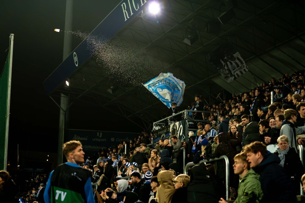 OB fans i Superliga-kampen mellem OB og Viborg.