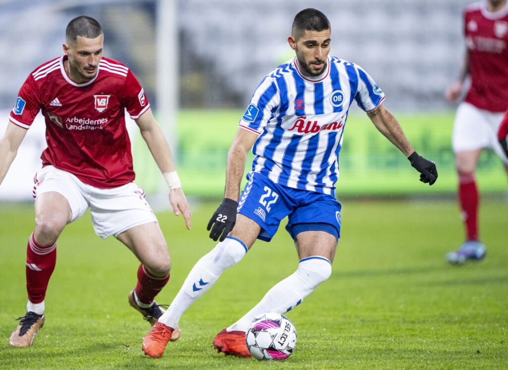 OBs Rami Al Hajj i kamp med Vejles Stefan Velkov under superligakampen mellem OB og Vejle Boldklub i Odense tirsdag den 2. april 2024.. (Foto: Bo Amstrup/Ritzau Scanpix)