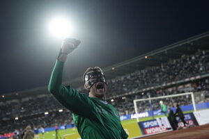 Peacock-Farrell jubler med lys i hånden, da det blev bekræftet, at kampen spilles.