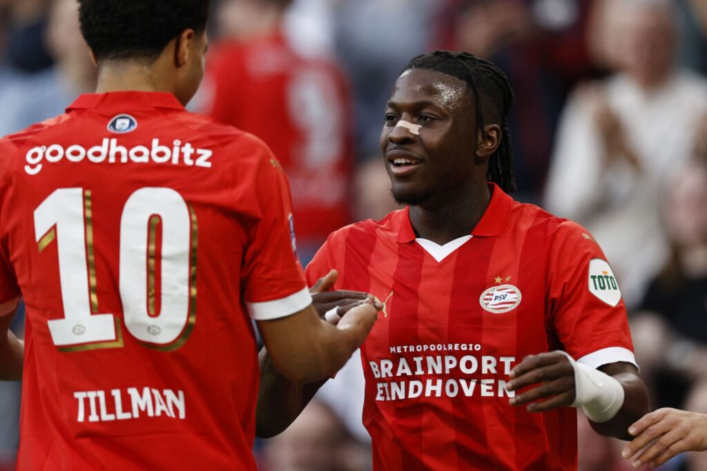 Johan Bakayoko og Malik Tilman fejrer en scoring imod AZ Alkmaar.