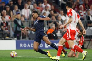 Real Madrids Jude Bellingham bliver nedlagt af Bayern Münchens Noussair Mazraoui i Champions League-semifinalen på Allianz Arena.