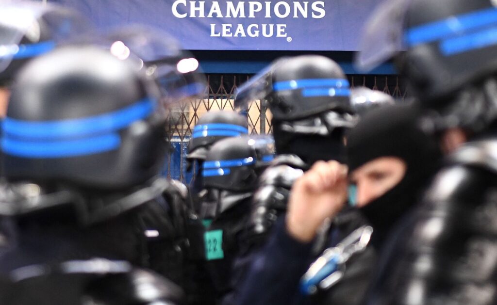 Politi foran stadion til en Champions League kamp