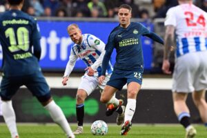 Luuk Brouwers og Joey Veerman under Æresdivisions-kampen imellem Heerenveen og PSV.