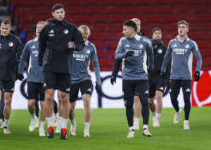 FCK-spillerne træner før en kamp i Parken.