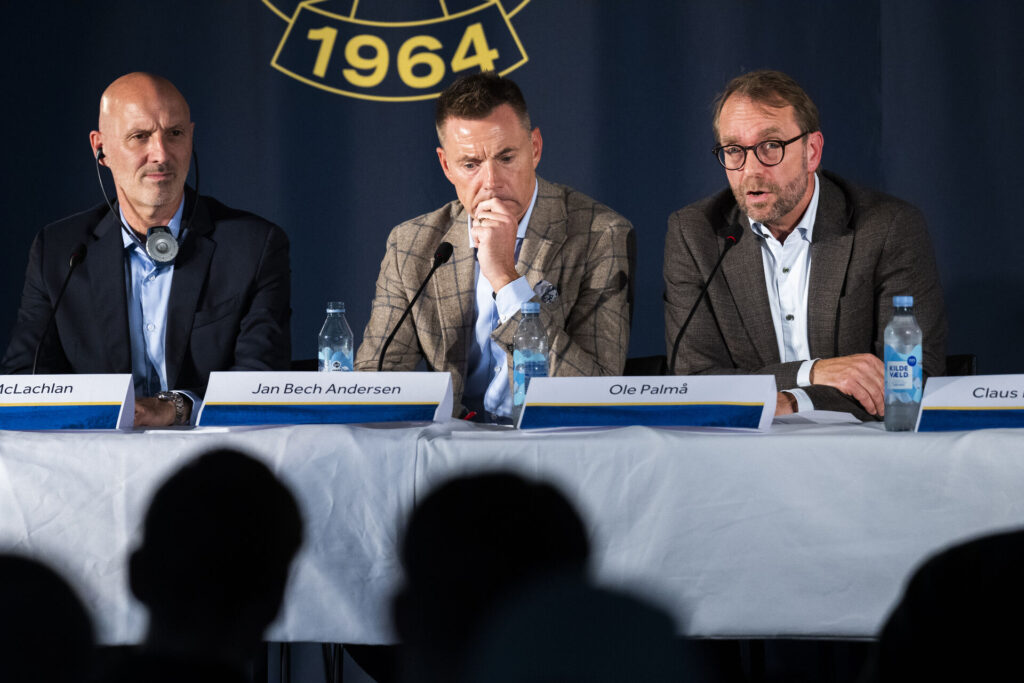 Scott McLachlan, Jan Bech Andersen og Ole Palmå. Brøndby IF holder pressemøde fredag den 28. oktober 2022. Global Football Holding bliver hovedaktionær i Brøndby IF