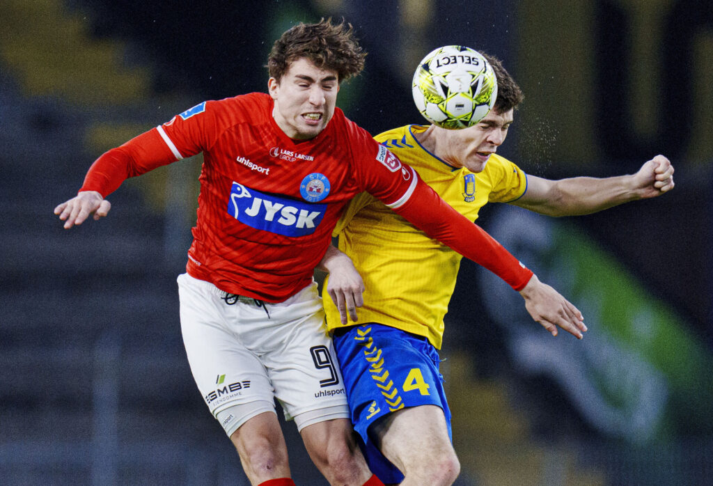 Alexander Lind i hovedstødsduel med Brøndby IF's Jacob Rasmussen.
