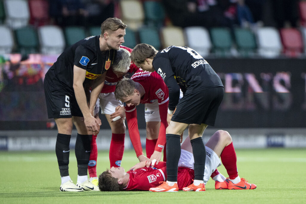 Callum McCowatt er gået i græsset med ubehag omkring hjertet under kampen mellem Silkeborg IF og FC Nordsjælland.