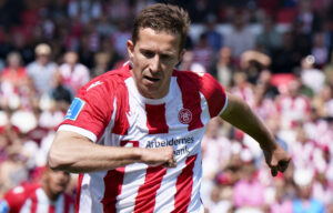 Jakob Ahlmann i kamp om bolden for AaB