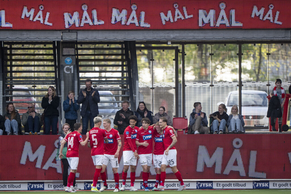 Silkeborg-spillerne fejrer en scoring imod FC Midtjylland.