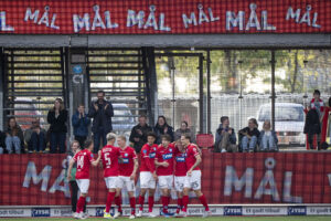 Silkeborg-spillerne fejrer en scoring imod FC Midtjylland.