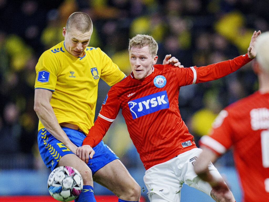 Brøndby-stopper Rasmus Lauritsen i duel med Silkeborgs Tonni Adamsen.