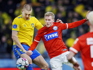 Brøndby-stopper Rasmus Lauritsen i duel med Silkeborgs Tonni Adamsen.