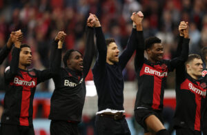 Jeremie Frimpong og resten af Bayer Leverkusen-holdet fejrer sejren imod TSG 1899 Hoffenheim.