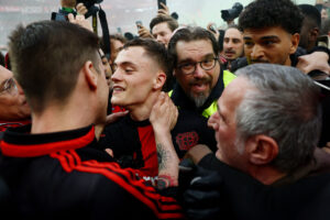 Florian Wirtz fejrer Leverkusens mesterskab i Bundesligaen med fans.