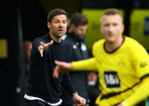Xabi Alonso peger ud for LEverkusen bænken