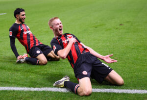 Hugo Larsson scorer for Eintracht Frankfurt i Bundesligaen.