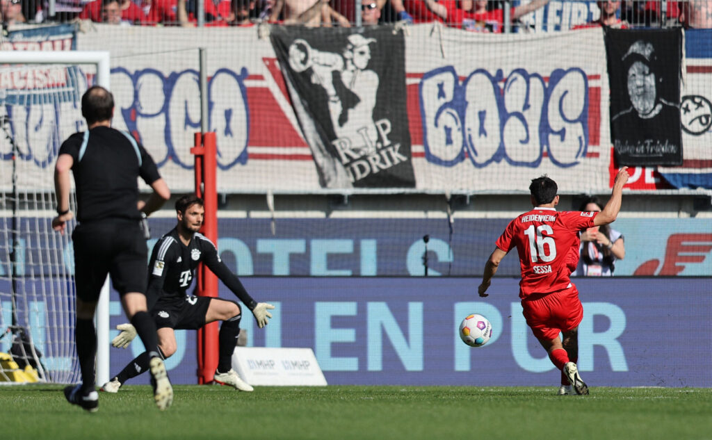 Kevin Sessa scorer for Heidenheim imod Bayern München,
