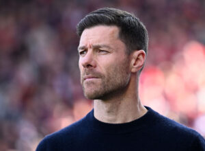 Xabi Alonso spejder ud for Bayer Leverkusen mod Union Berlin i Bundesligaen