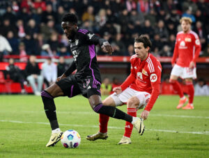 Bayerns Alphonso Davies i aktion i kampen mod Union Berlin i Bundesligaen.