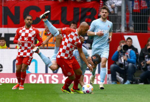Karim Onisiwo i kamp for Mainz imod FC Köln.