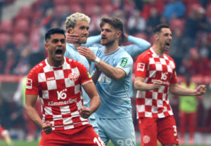 Mainz-spillere jubler over Kölns brændte straffespark.